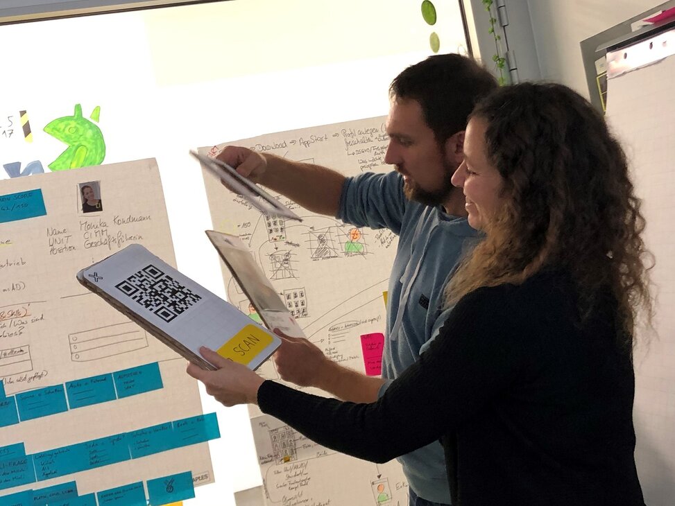Jens Kohne und Monika Kondmann präsentieren die Ausarbeitung der Connect-App-Idee.