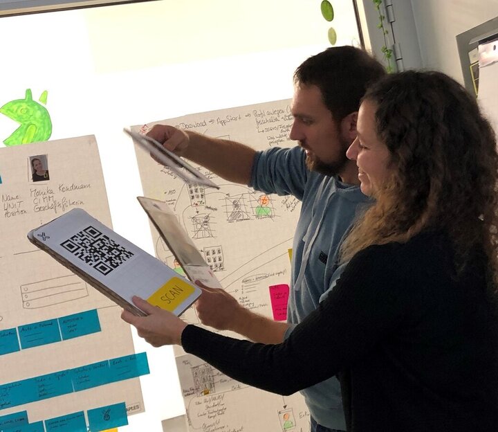 Jens Kohne und Monika Kondmann präsentieren die Ausarbeitung der Connect-App-Idee.