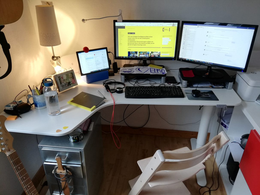 Schreibtisch zwei Bildschirme Computer