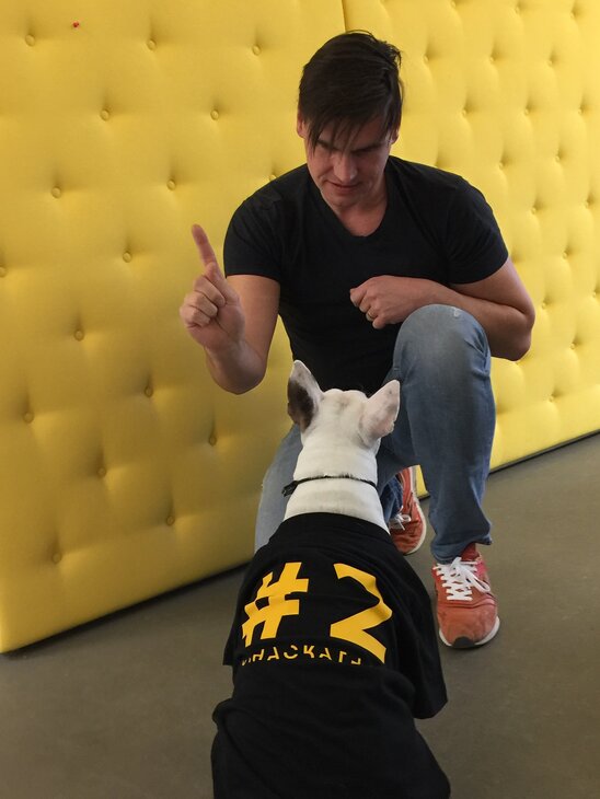 Hackathon-Teilnehmer Robert mit seinem Hund Loki im Event-T-Shirt