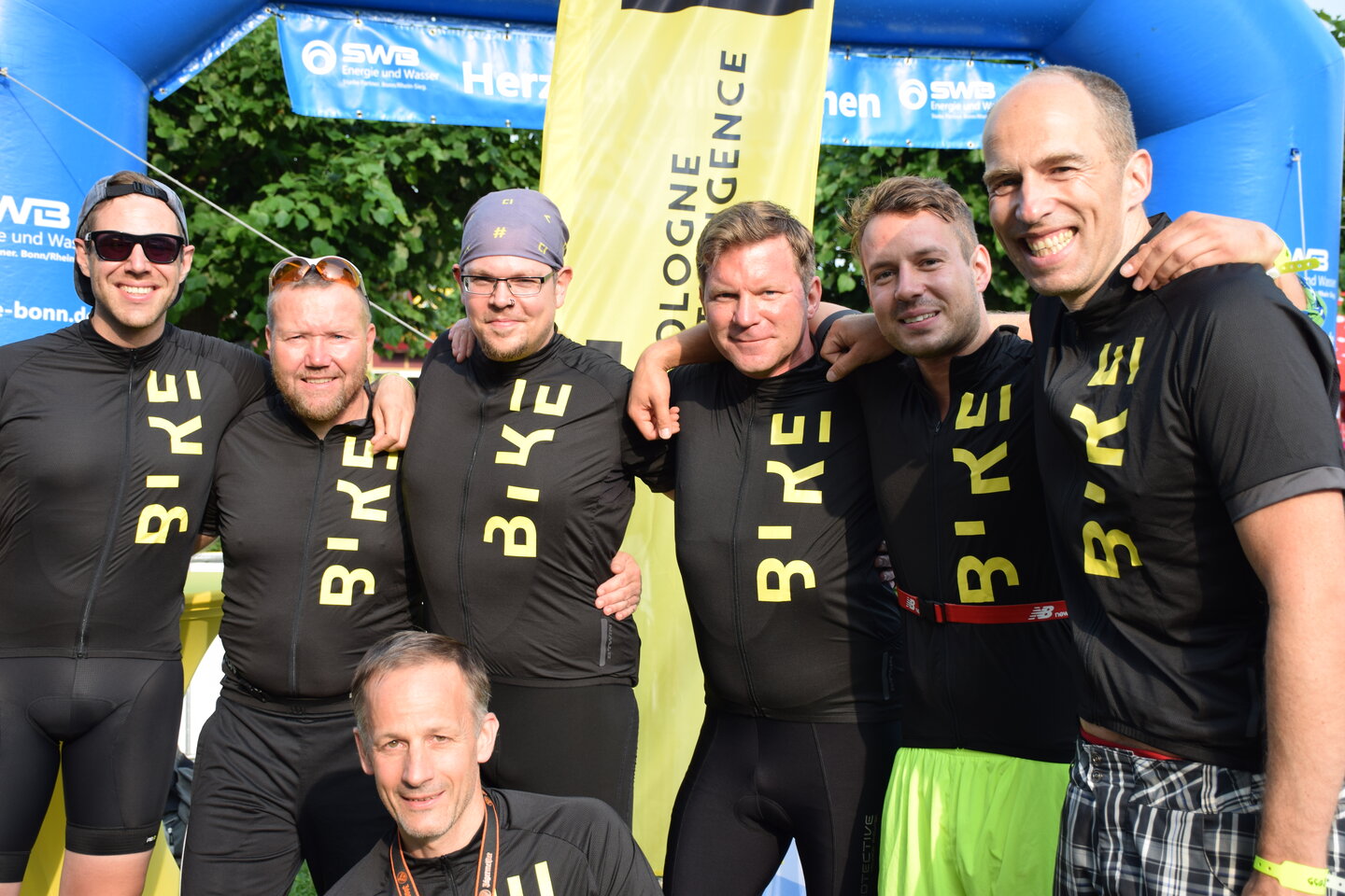 Unser Bike-Team posiert nach getaner Arbeit, unter anderem Benjamin Schiemann, Timo Coutura und Kunden