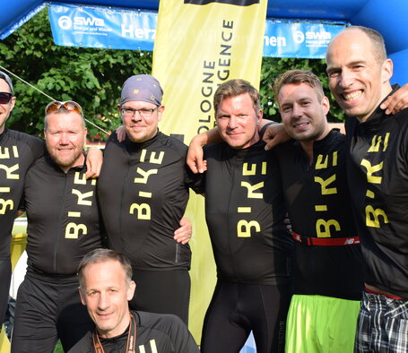 Unser Bike-Team posiert nach getaner Arbeit, unter anderem Benjamin Schiemann, Timo Coutura und Kunden